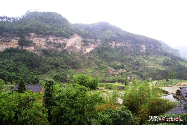 遇見原鄉八年前的今日我在老家榮縣高石梯石筍溝雨中尋找鄉愁