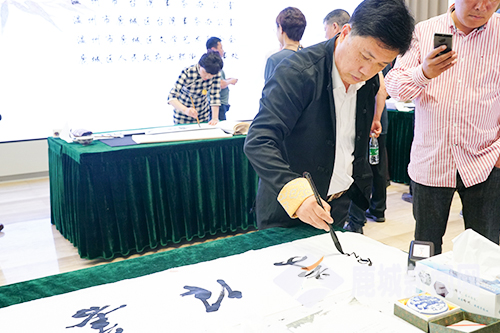 温州市书法家协会理事林六一表示:"众所周知,台湾同胞的书法造诣非常