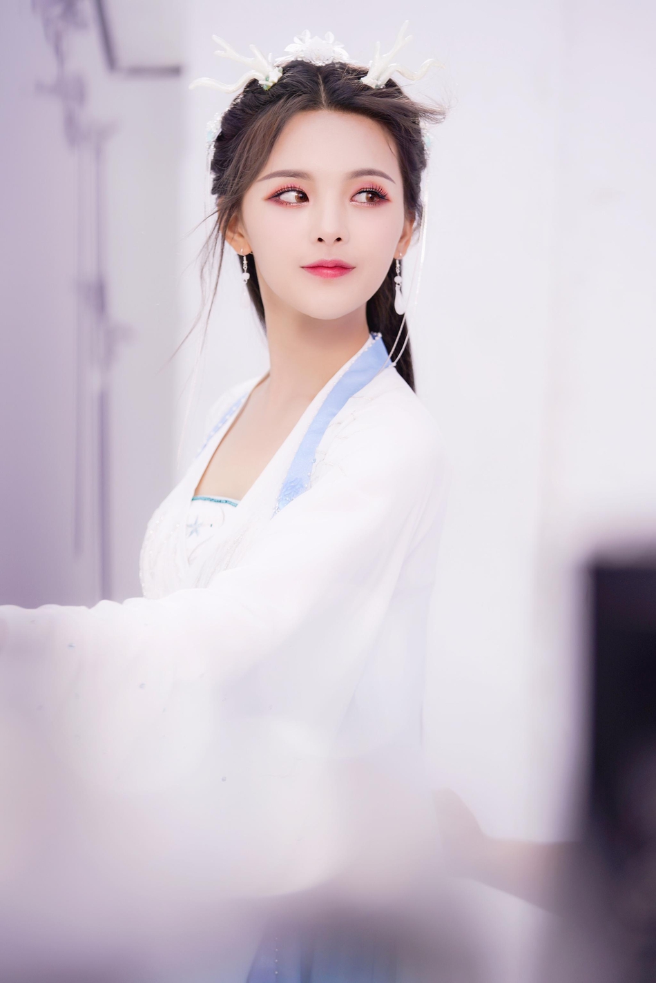 杨超越小龙女造型曝光,头上长犄角,仙气十足!