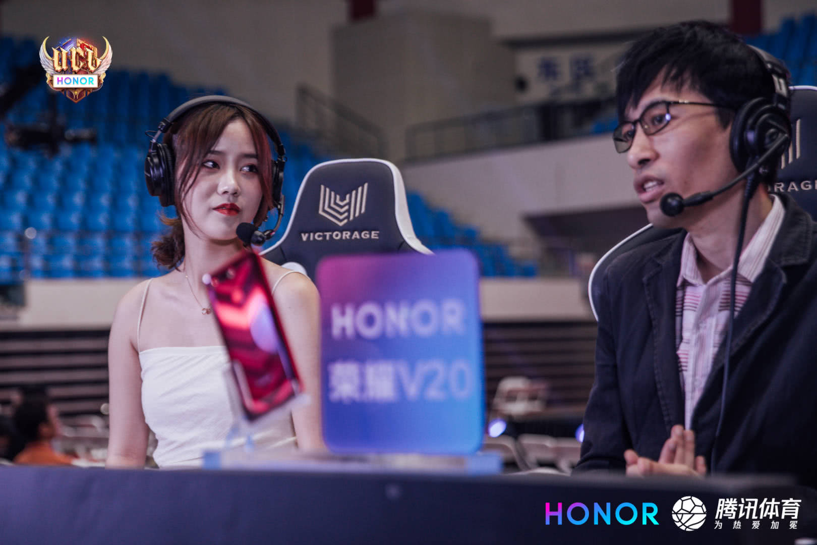 解说洁婧解说的生涯背后电竞行业的发展推动着电竞选手以外相关行业