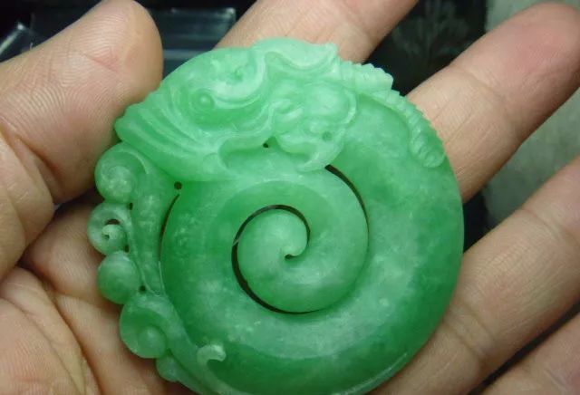 从朋友手中转手的两块翡翠手镯芯,雕刻之后真是越看越喜欢!