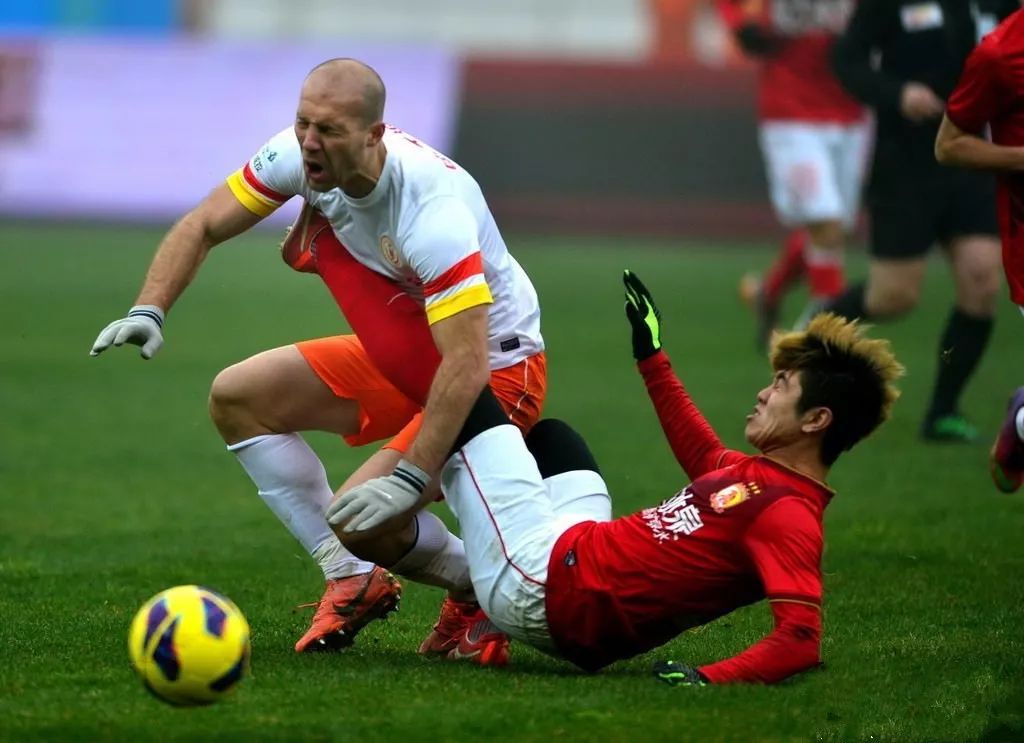 前恒大球员停球5米远,国足球迷:你凭什么拿几百万年薪?