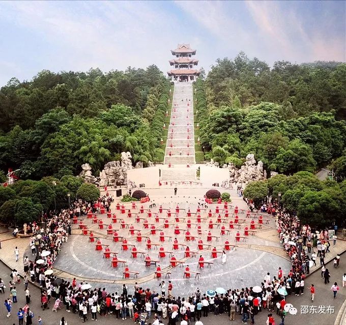 5月18日,邵东昭阳公园热闹非凡,这是在干嘛?