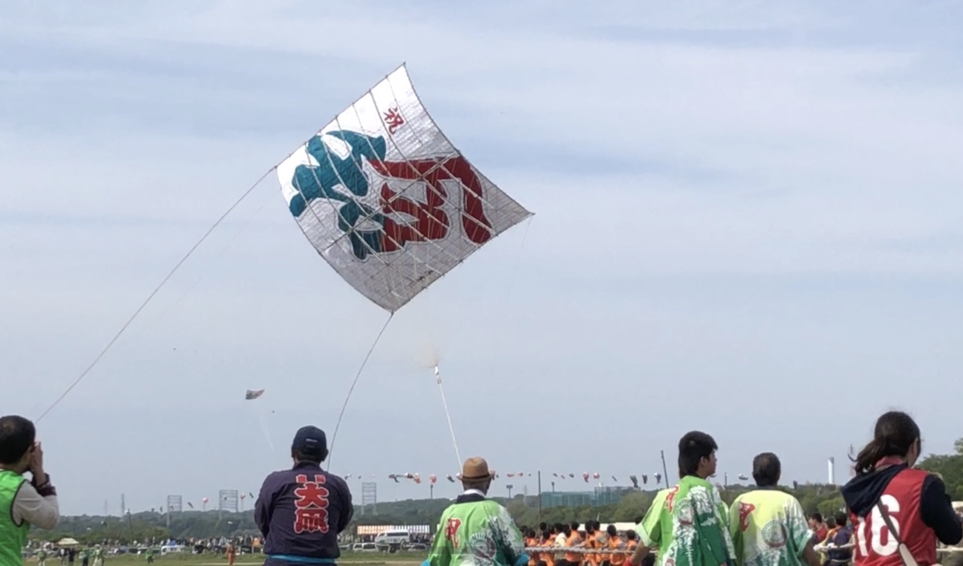 原创惊呆了多图实拍日本庆祝儿童节放飞950公斤大风筝