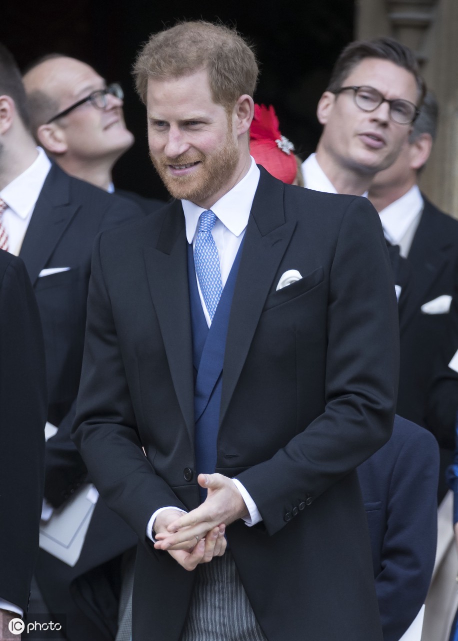 英国皇室办喜事,女王和孙子哈里王子都来了,新人当众亲吻秀恩爱