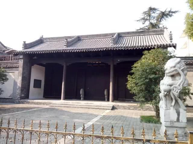 街道西端正对昔日盐运使司衙署,东端则是琼花观.