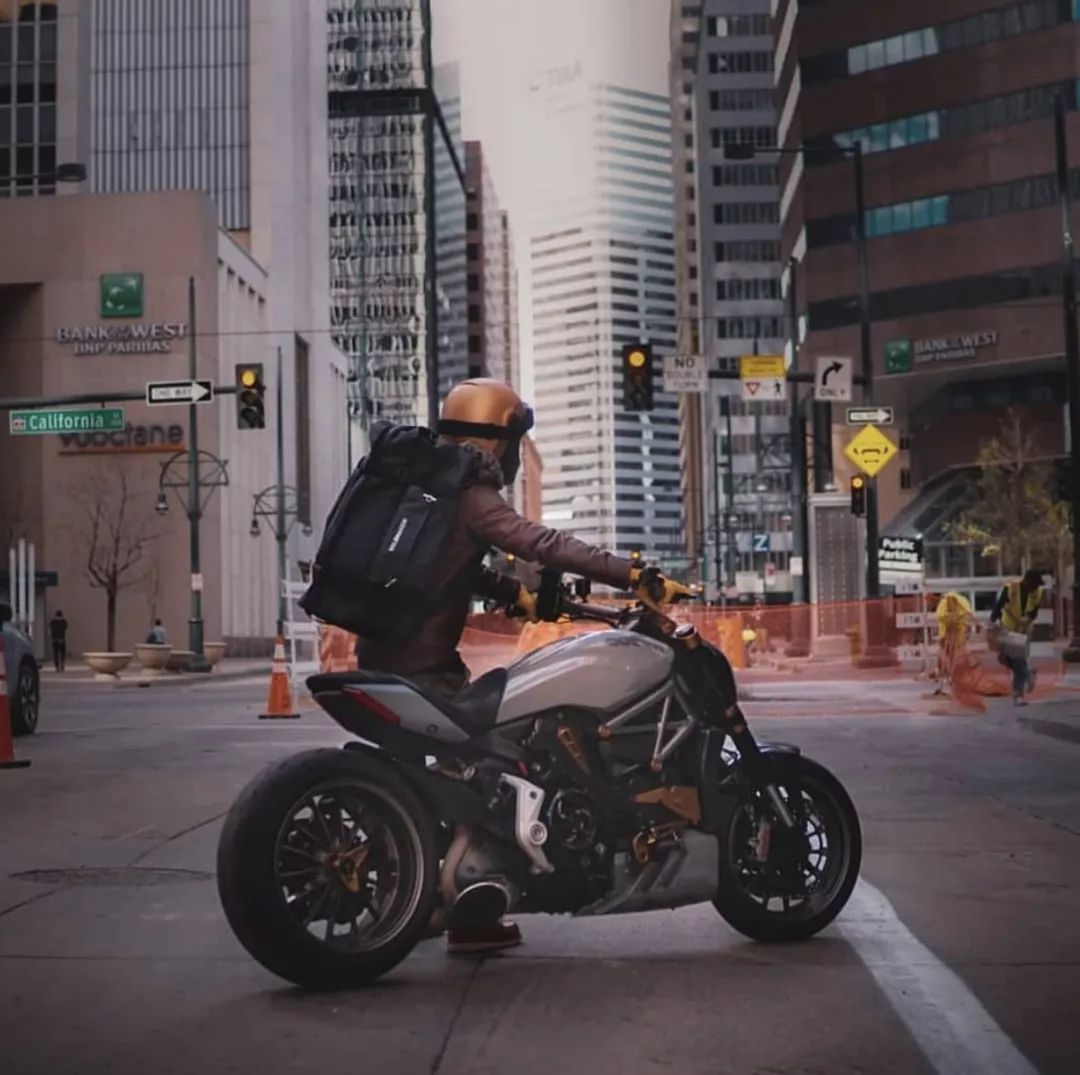 美图鉴赏骑复古的小哥哥小姐姐能有多帅