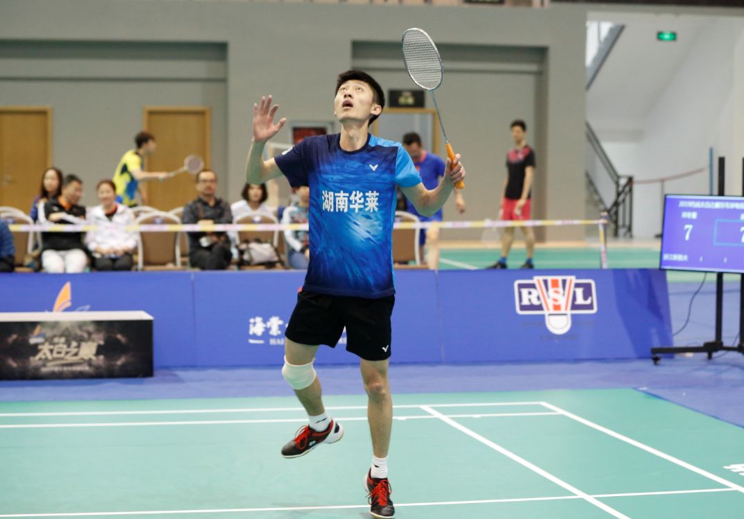 华莱一直紧紧咬住比分,男单吴昕拿下,第二男双熊俊和余剑雄不敌对手