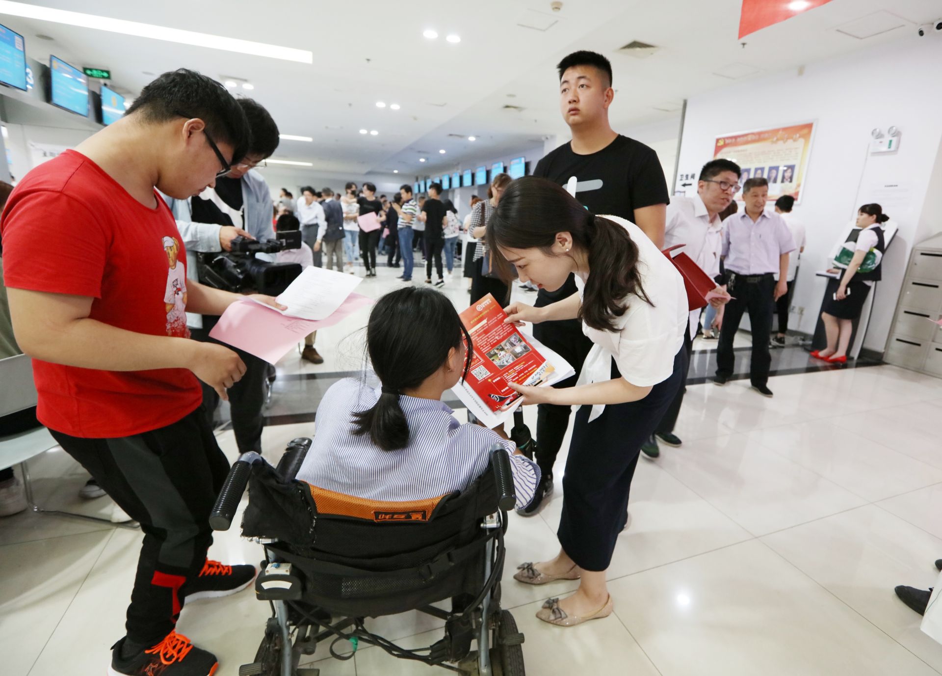 上午9时许,省政府副省长张曙光,省残联党组书记,理事长高莉,合肥市