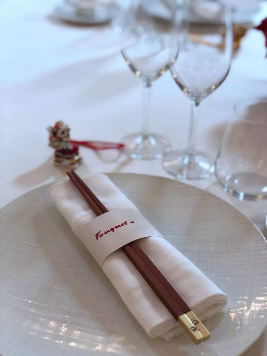 大厨们在现场为宾客表演制作顺德龙虾炒牛奶,"顺德软炒法"独特的烹调