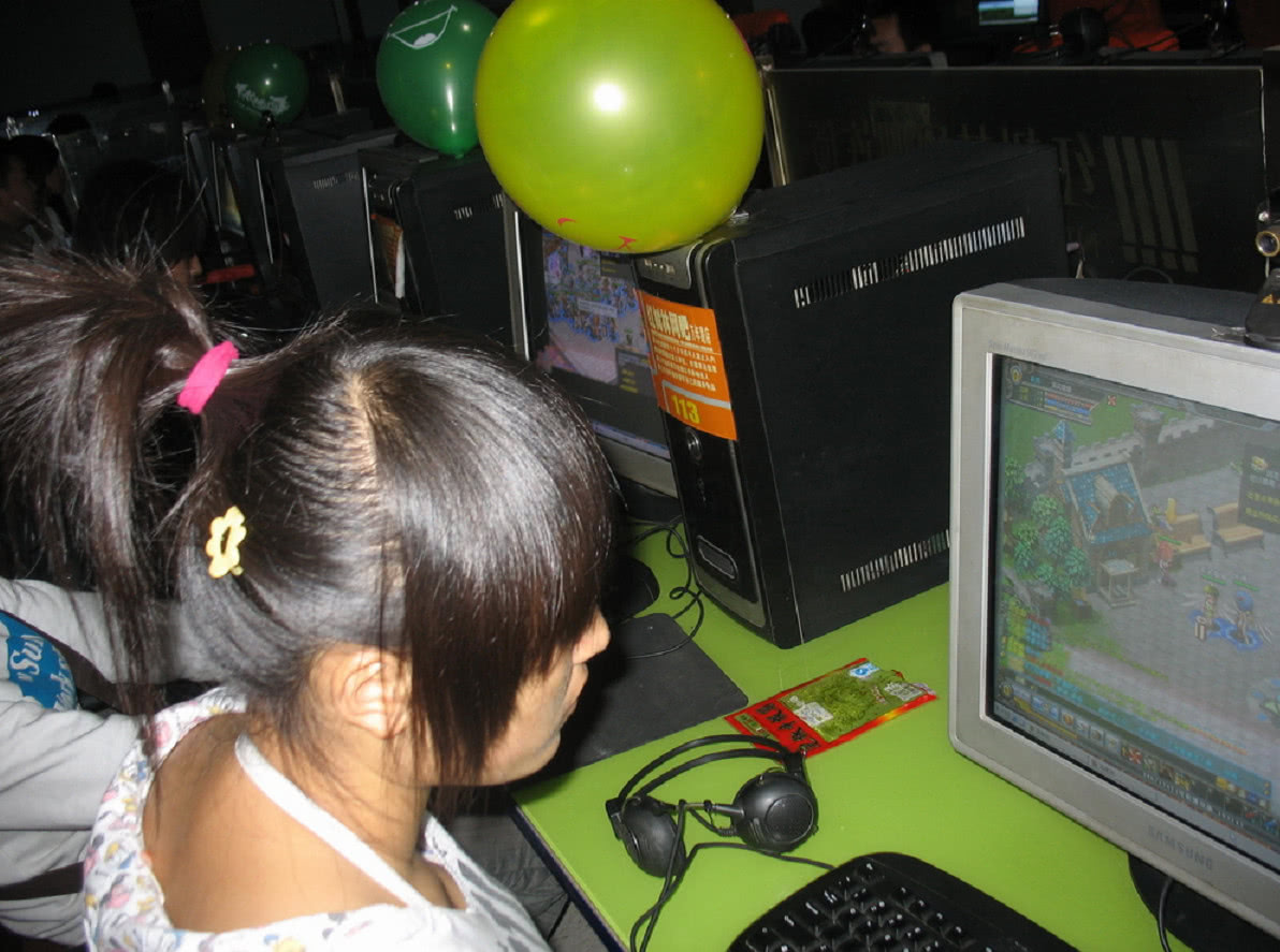 虽说现在时代在发展,变化当然是巨大的,我们对比一下网吧20多年的发展