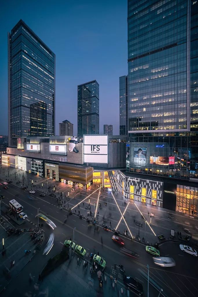 站在春熙路ifs前的广场上,四周变化闪烁的广告大屏和喧嚣靓丽的人潮