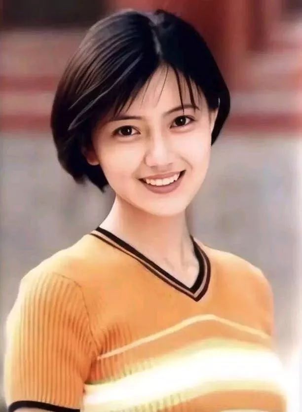 仙气逼人高圆圆童年青涩照片曝光班主任10个班的男生在追她