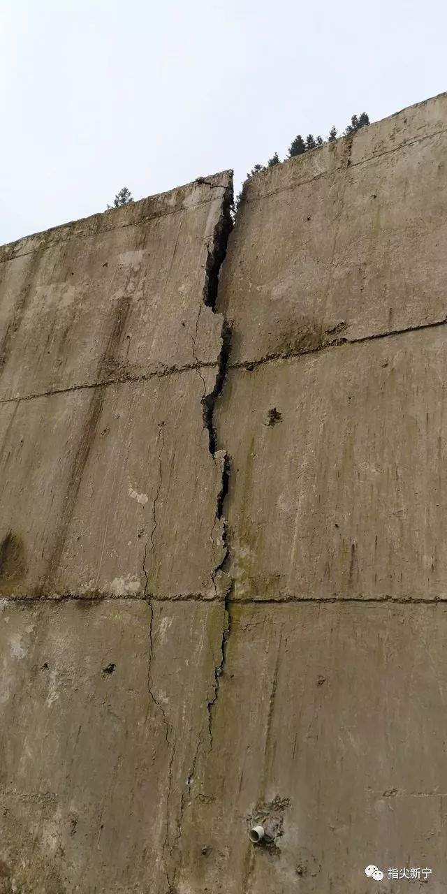 新宁崀山这段路山体滑坡路面严重弯曲开裂触目惊心