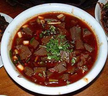 就是将豆腐和猪血,猪肉及花椒,辣椒等佐料拌成泥状,捋成卵形,以竹筛置