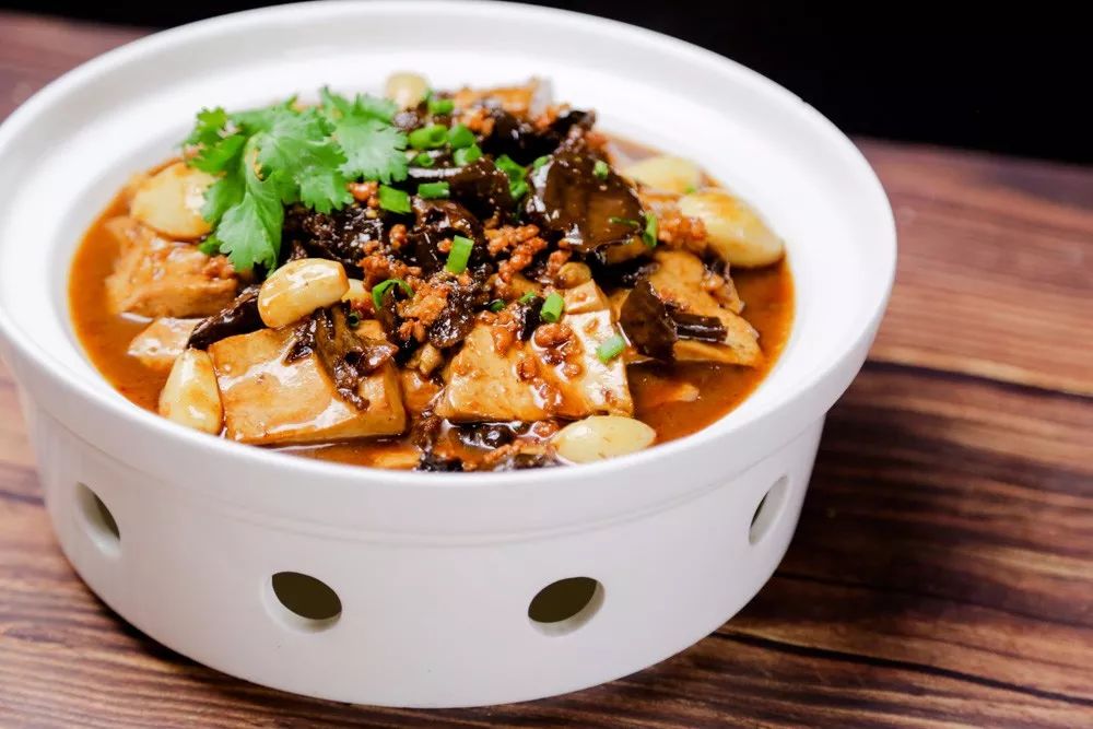 "在异香扑鼻的雁来蕈中,加入朴拙的豆腐,文火中「 咕嘟咕嘟 」冒着