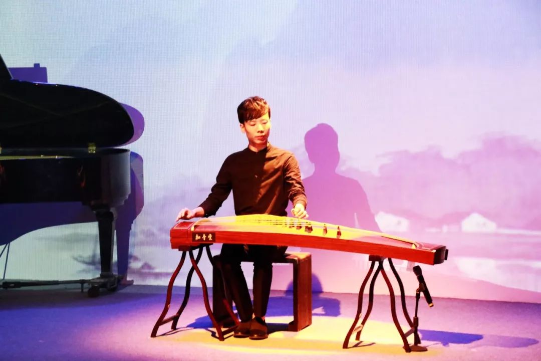 "重温经典,全情演绎——欢迎大家来到,张钰博古筝专场音乐会的现场