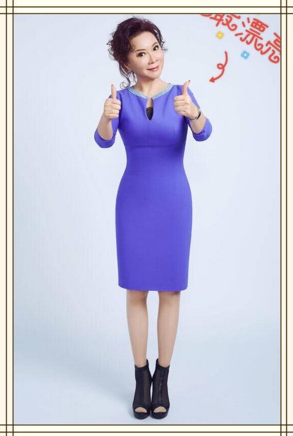 原创57岁蔡明不服老穿天蓝色连衣裙出席活动看到内搭的长裤笑喷了