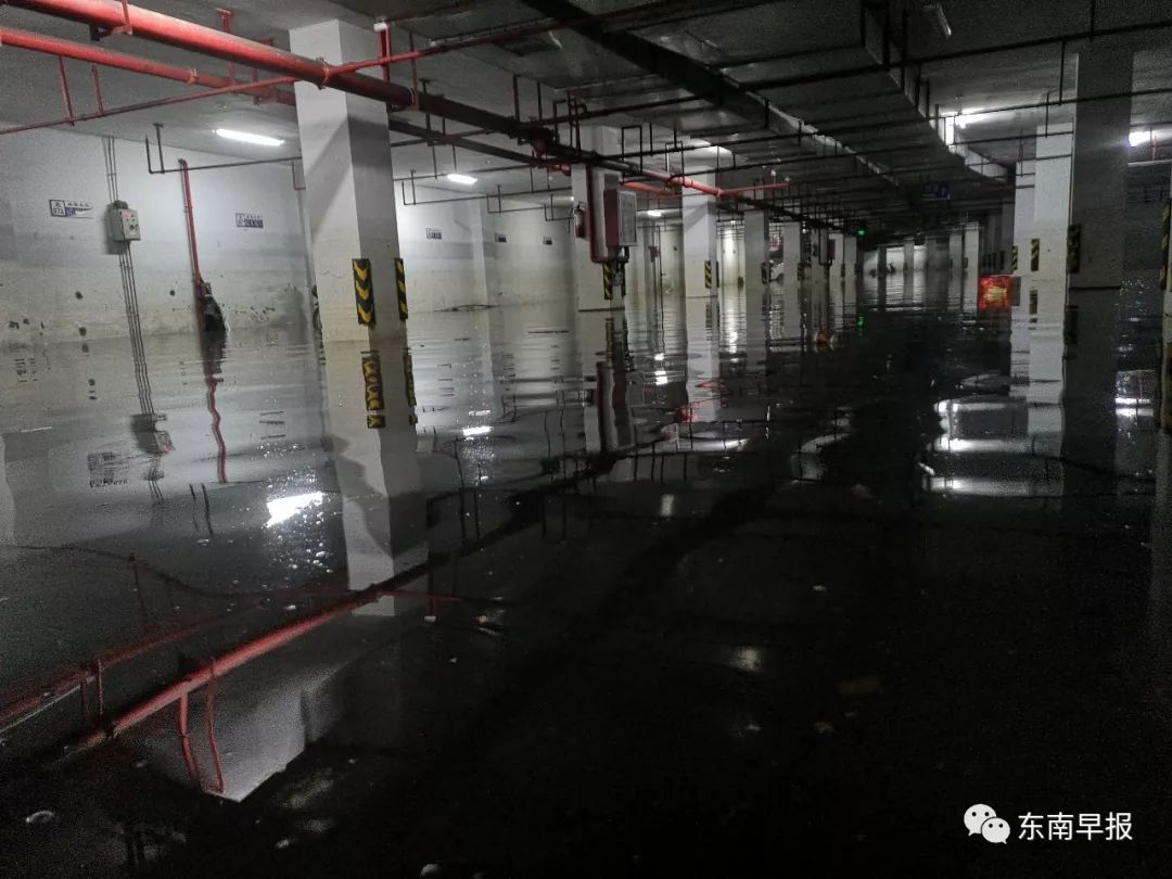 泉州一别墅区地下车库被淹!水深近2米!
