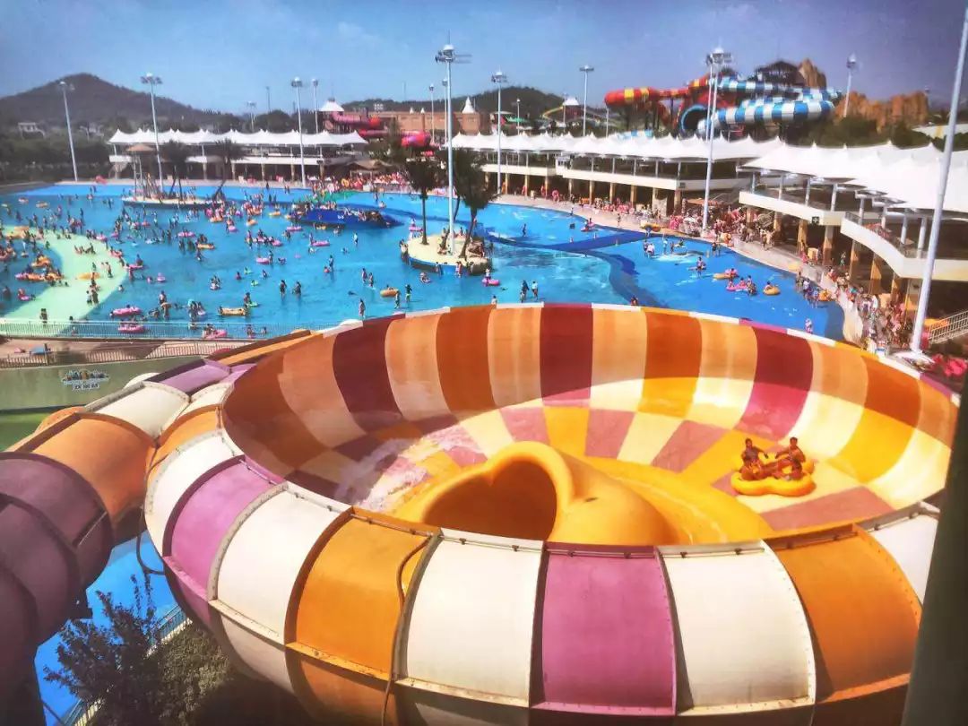 惊险挑战一百余套亲子戏水设备上海玛雅海滩水公园采用先进的以绿色