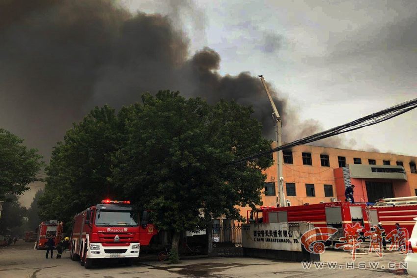 昨日西安城东一库房突发大火 70多名消防员赶赴现场救援