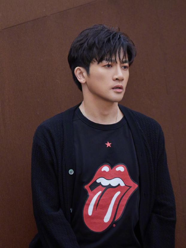 45岁苏有朋衣品大逆袭,新造型意外搭出少年感,还是那个乖乖虎!