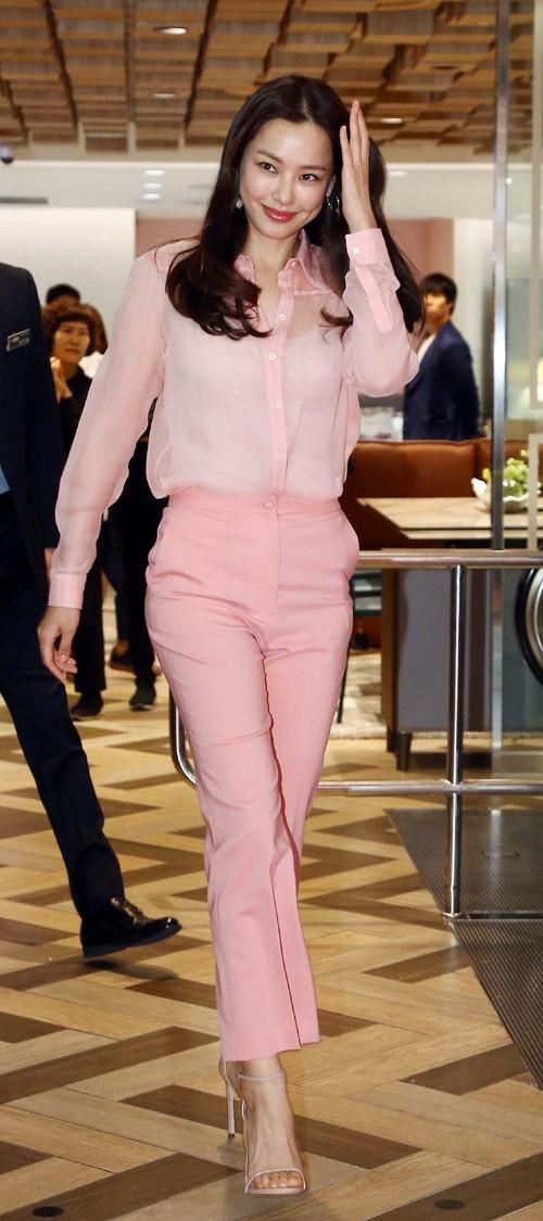 韩国女艺人李哈妮出席代言品牌宣传活动