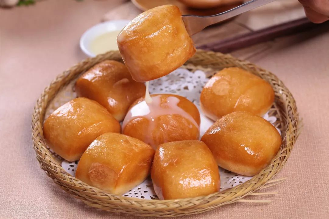 黄金小馒头可真谓是无人不爱外表炸得金黄,吃起来微焦酥脆咬开里面却