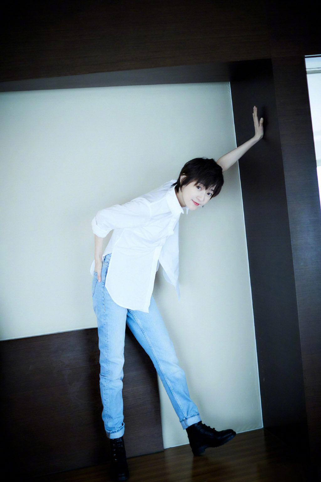 焦俊艳白衬衫搭配牛仔裤清新又撩人气质都变文艺了