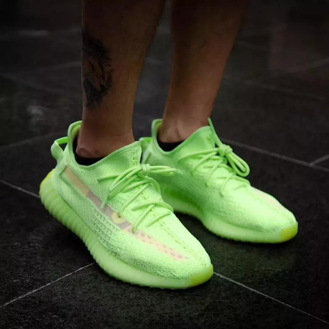 抓紧时间预约啦!yeezy 350v2 夜光配色,25号国内同步发售