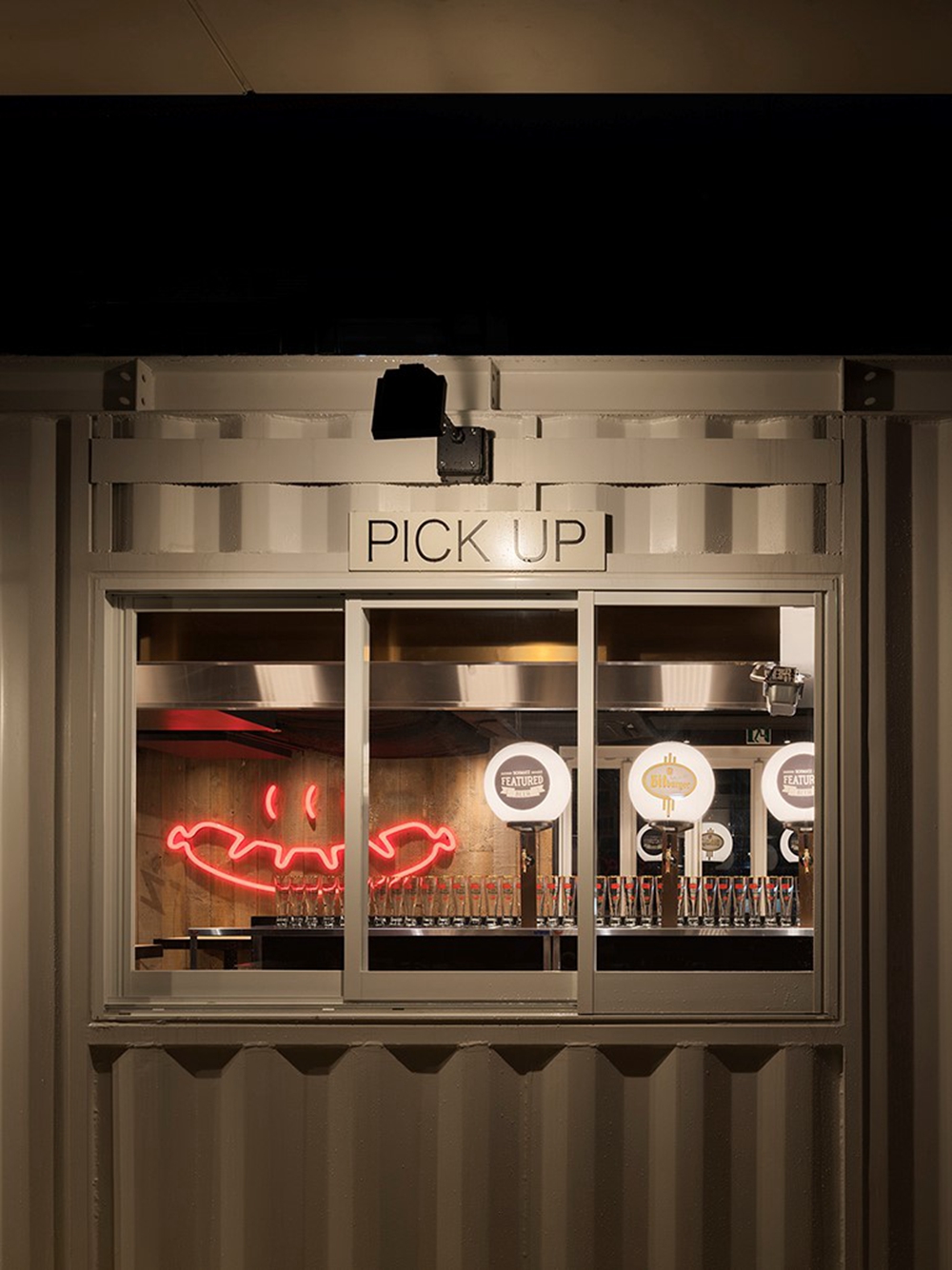 集装箱改造的啤酒吧,在东京尝尝正宗德国味道| i in inc.