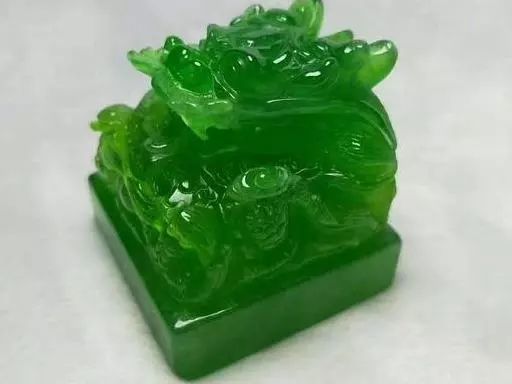 "满绿冰种玉玺"这些卖相看上去不错的"老翡翠"对于入门者来说具有一定