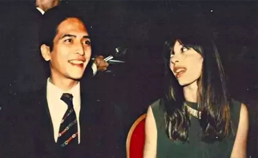 而长女何超英,年轻时受父之命下嫁给香港殡仪大王萧明之子萧百成,生活