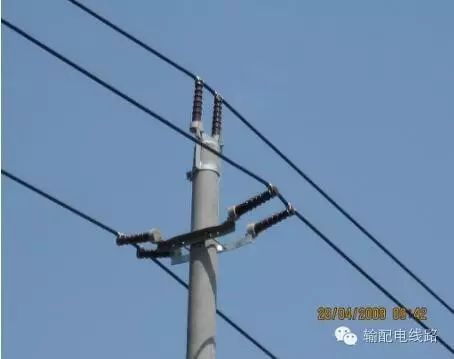 4单回路双瓷横担三角排列安装6,导线紧好后,弧垂的误差不应超过设计