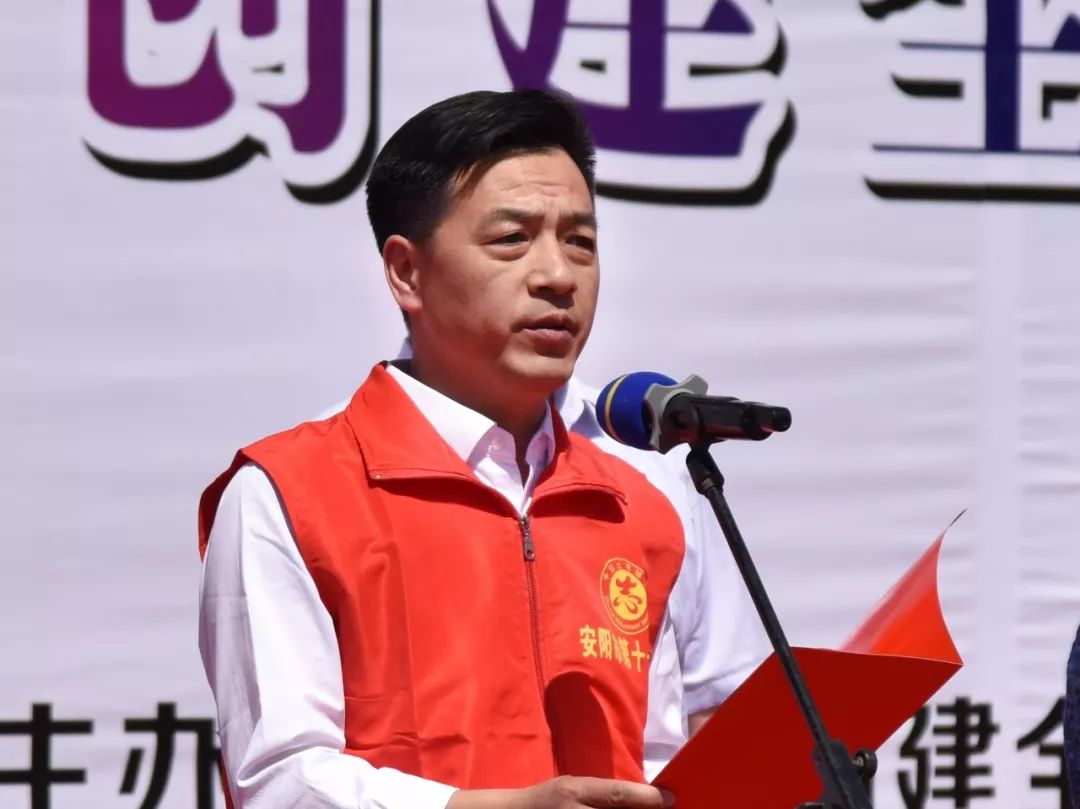 市十一中校长张瑞涛宣读创建全国文明城市倡议书.