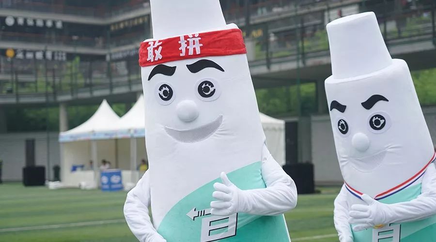 最后,热辣的川宝宝们当然不能忘记拉着爸爸妈妈一起和百多邦合个影