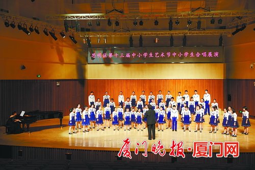 获得小学组第一名的小胖合唱团.艺术节上的陶笛合奏.