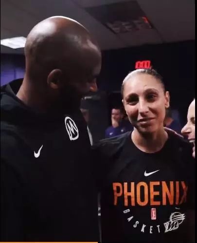 科比带着曼巴队造访了wnba菲尼克斯水星队!