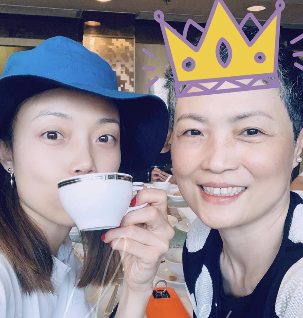 39岁容祖儿素颜出街与妈妈聚餐网晒合影冻龄母女五官神似