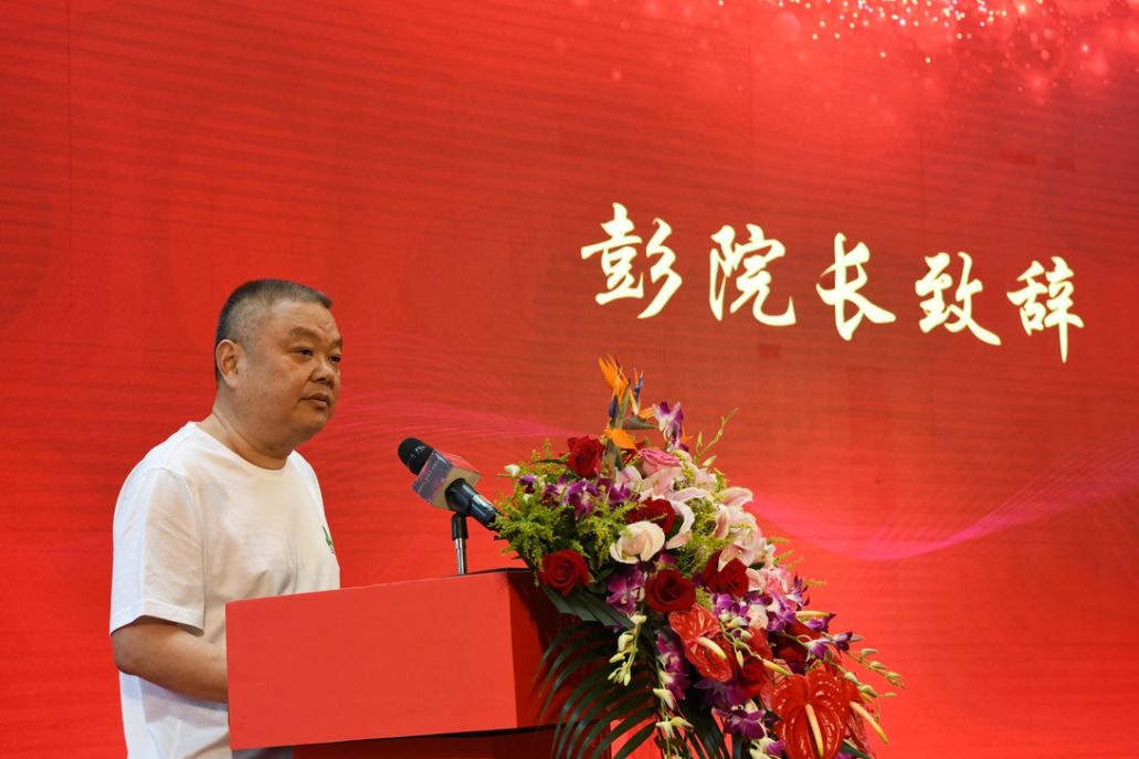 表彰大会开始前,浙江省凤凰军民融合技术创新院院长彭顷砡先生为会议
