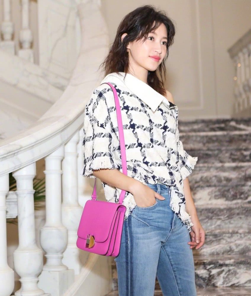 曾经因角色被骂的苏青,如今穿牛仔裤现身清甜似初恋,美了美了!