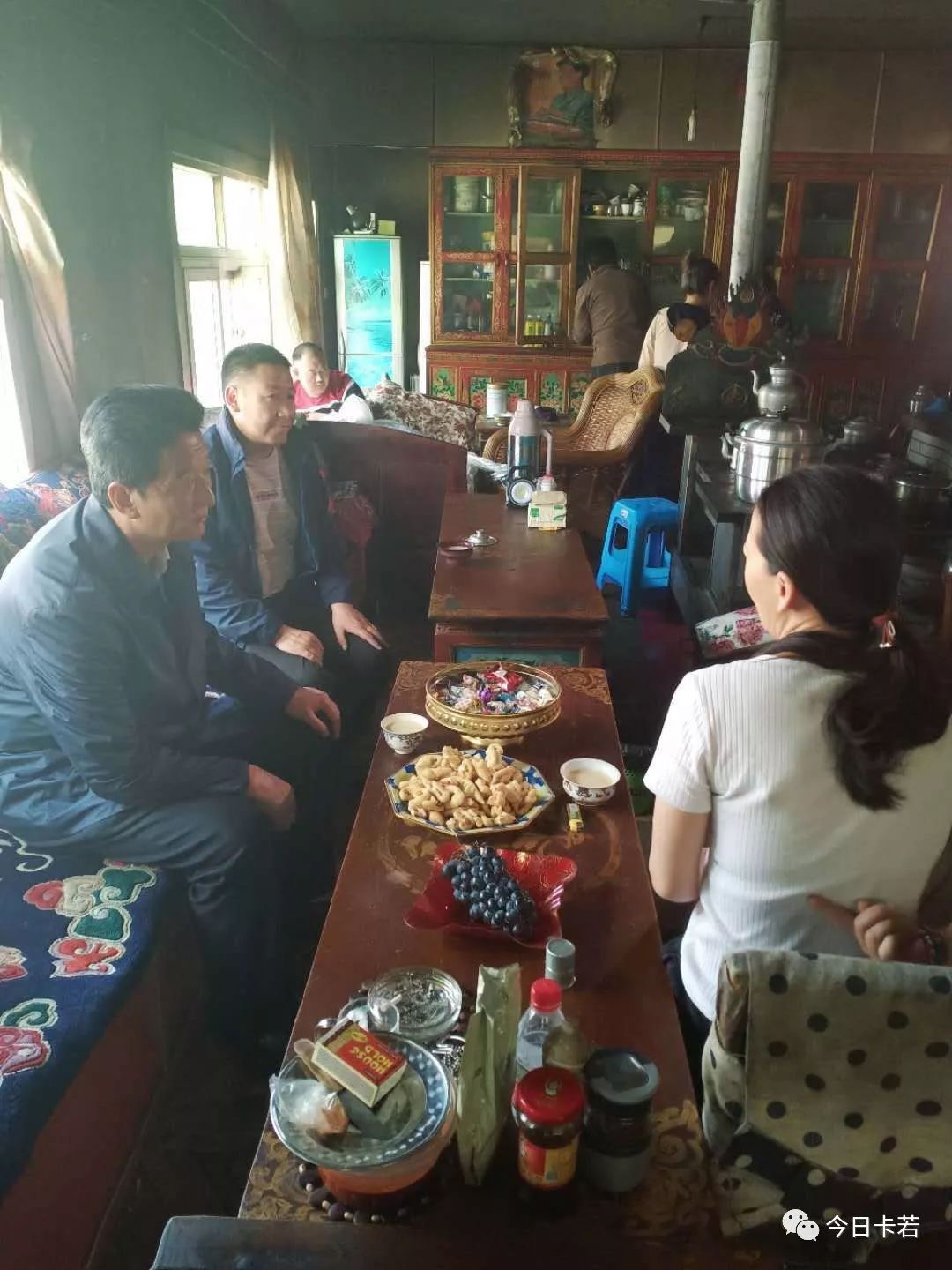 昌都市政府副市长旺堆及市残联理事长巴桑走访慰问城关镇3户