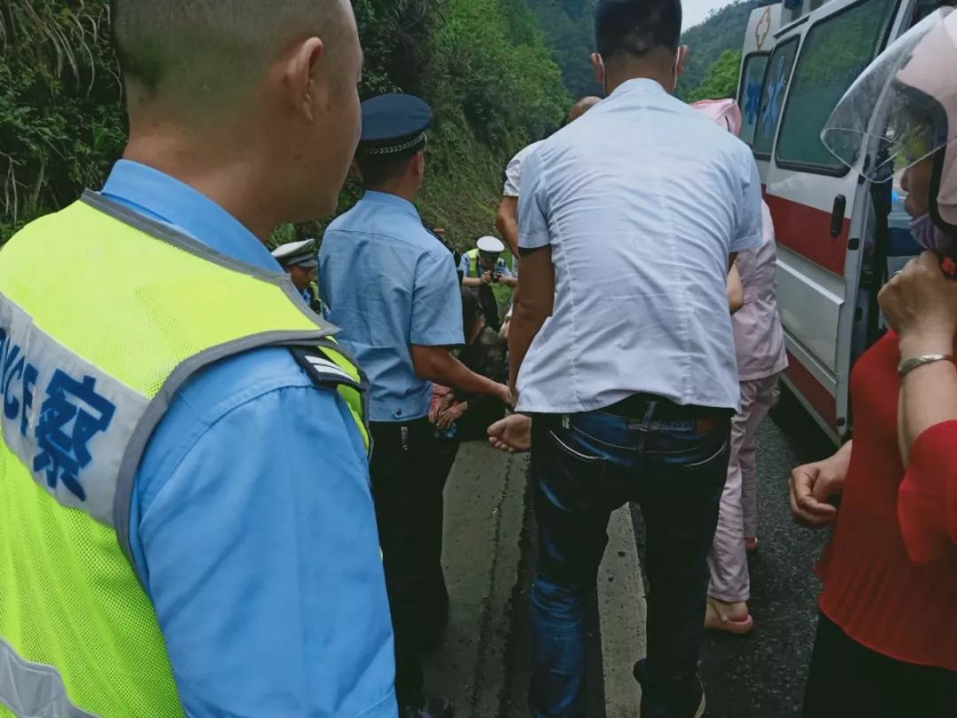 龙南105国道一三轮摩托车载人侧翻,多人._事故