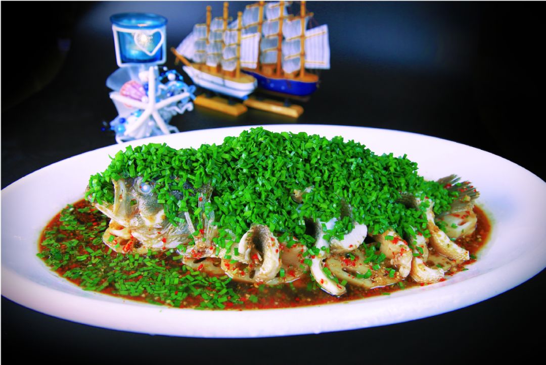 凉拌鲈鱼带你领会迷人的羞涩配上滑嫩的鲈鱼鲜美的汤汁让人眼前一亮的