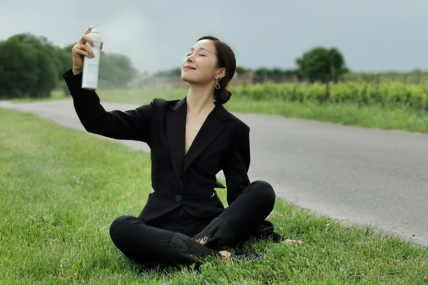 江一燕美得不低调,穿西装干练风格真配她,不演职场精英可惜了