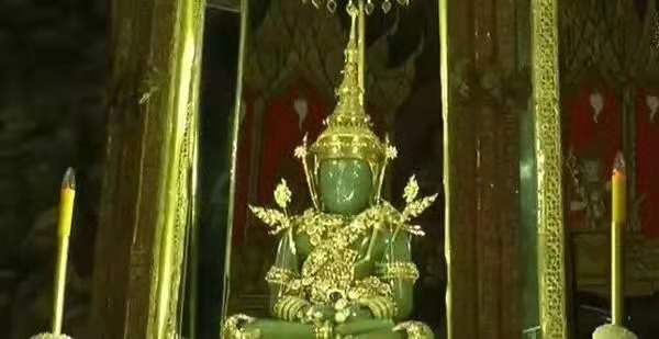 泰国有一尊翡翠玉佛,国王亲自帮它换黄金法衣!