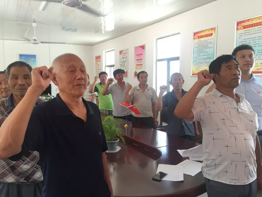 与此同时,吴天洋还因地制宜,发展脱贫致富"香椿鸡"