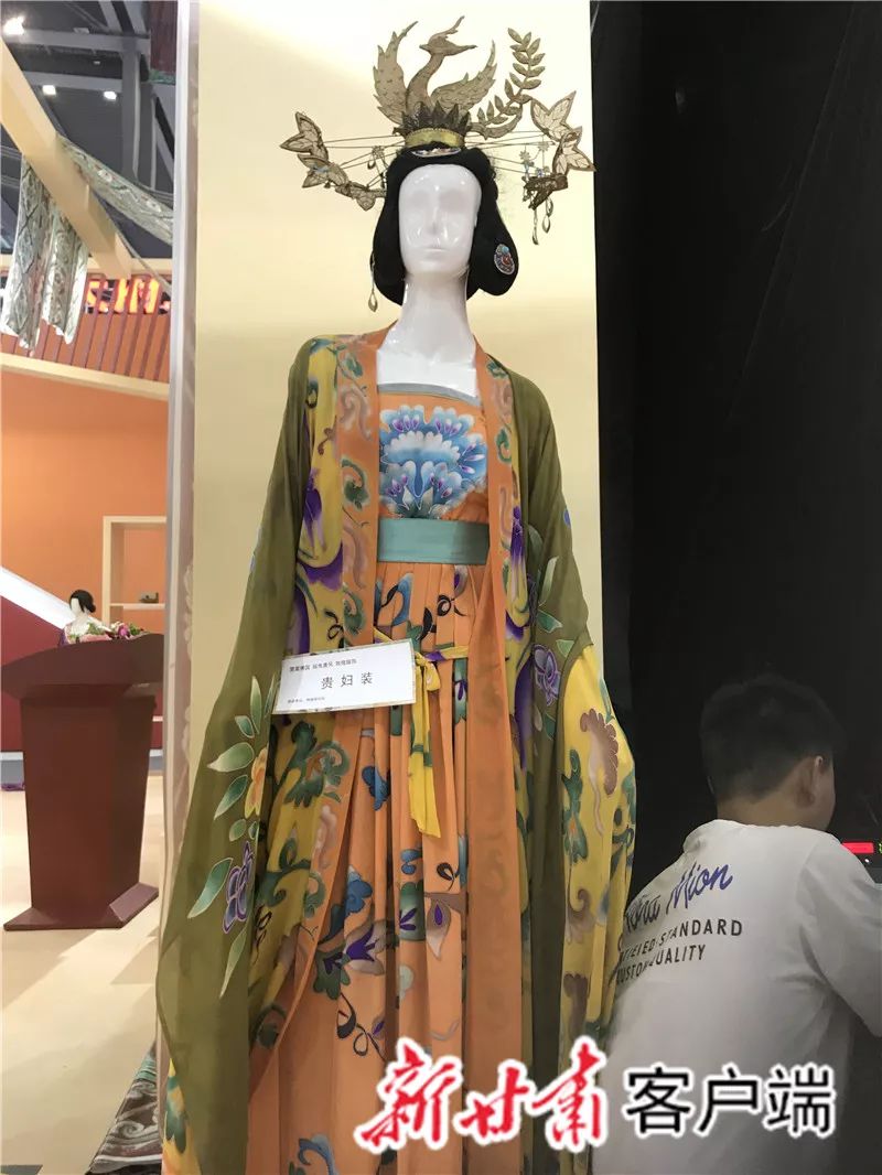 回鹘供养人服——紫色,为敦煌研究院"霓裳佛国·摇曳唐风"敦煌服饰之