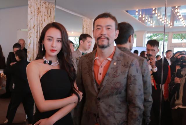 母其弥雅受邀费加罗之夜黑色礼裙性感优雅