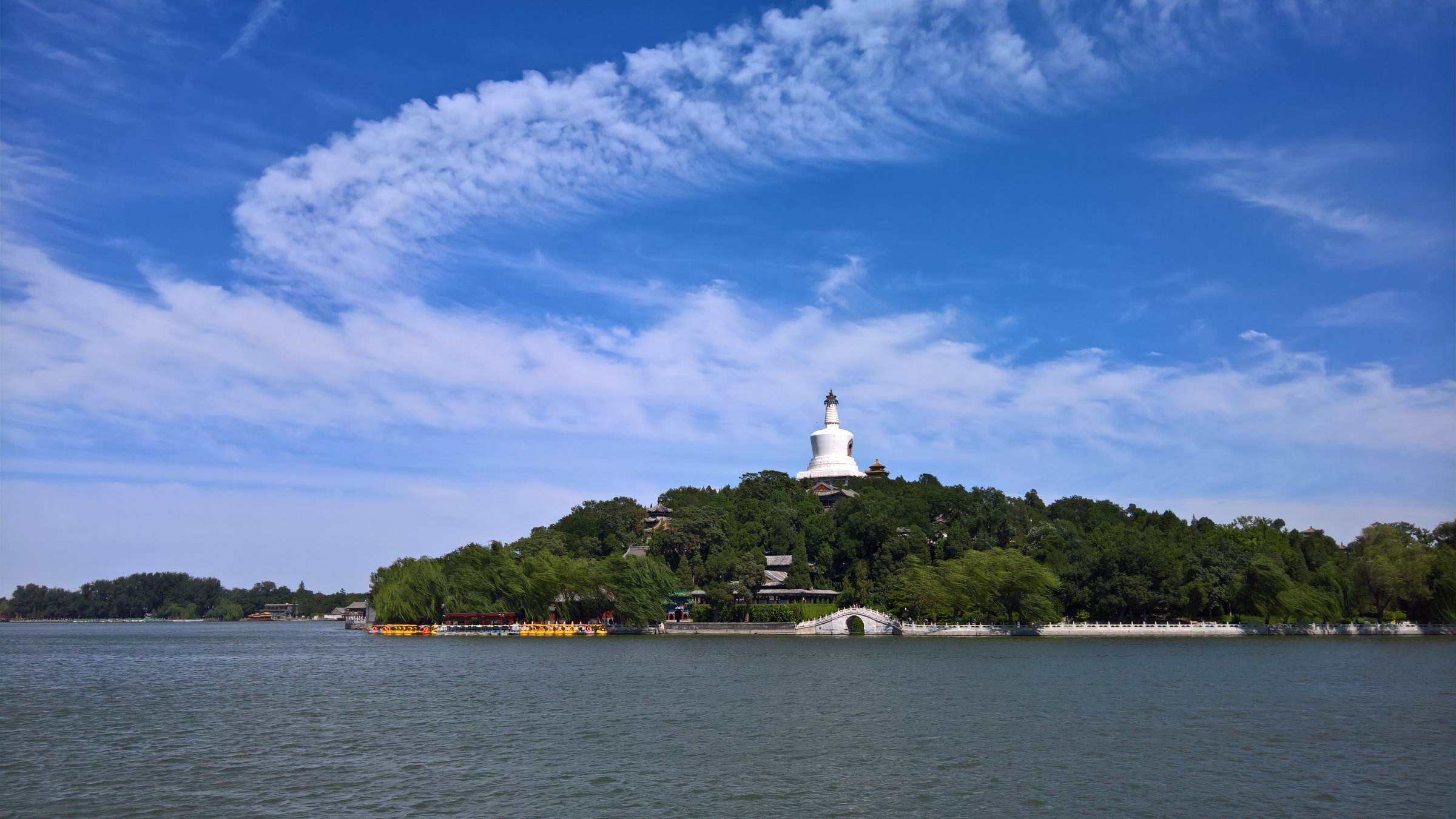 位于北京市中心区,在故宫的西北面,景山的西侧,与中海,南海合称三海